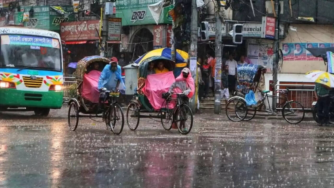 दिल्ली-एनसीआर में बारिश के बाद ठंड का अहसास, हवाई यातायात प्रभावित