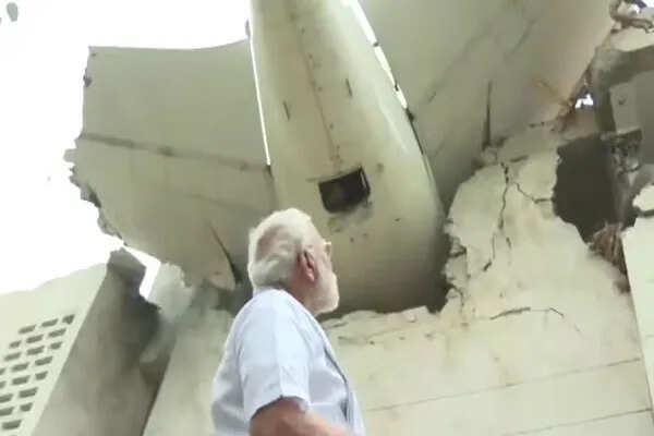 प्रधानमंत्री मोदी ने अहमदाबाद में विमान दुर्घटना स्थल का दौरा किया