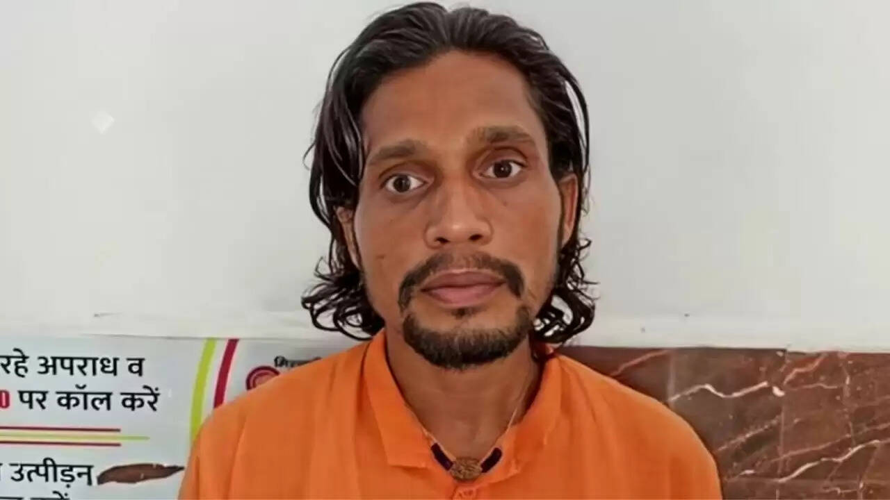 मेरठ में मंदिर में धोखाधड़ी: मौलवी का बेटा बना भगवान कृष्ण