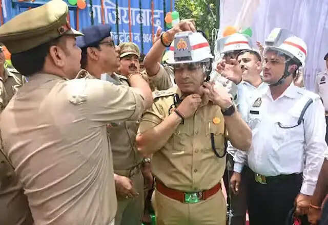 गाजियाबाद ट्रैफिक पुलिस को गर्मी से राहत देने के लिए एसी हेल्मेट की शुरुआत