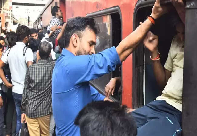 दिवाली पर ट्रेनों में यात्रियों की भारी भीड़, लखनऊ रेलवे स्टेशन पर सुरक्षा बढ़ाई गई