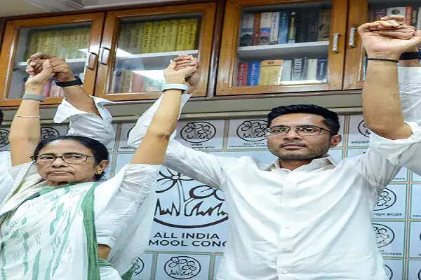 ममता बनर्जी समर्थक गुट ने चुनाव आयोग को भेजी टीएमसी की असली कार्यसमिति की सूची