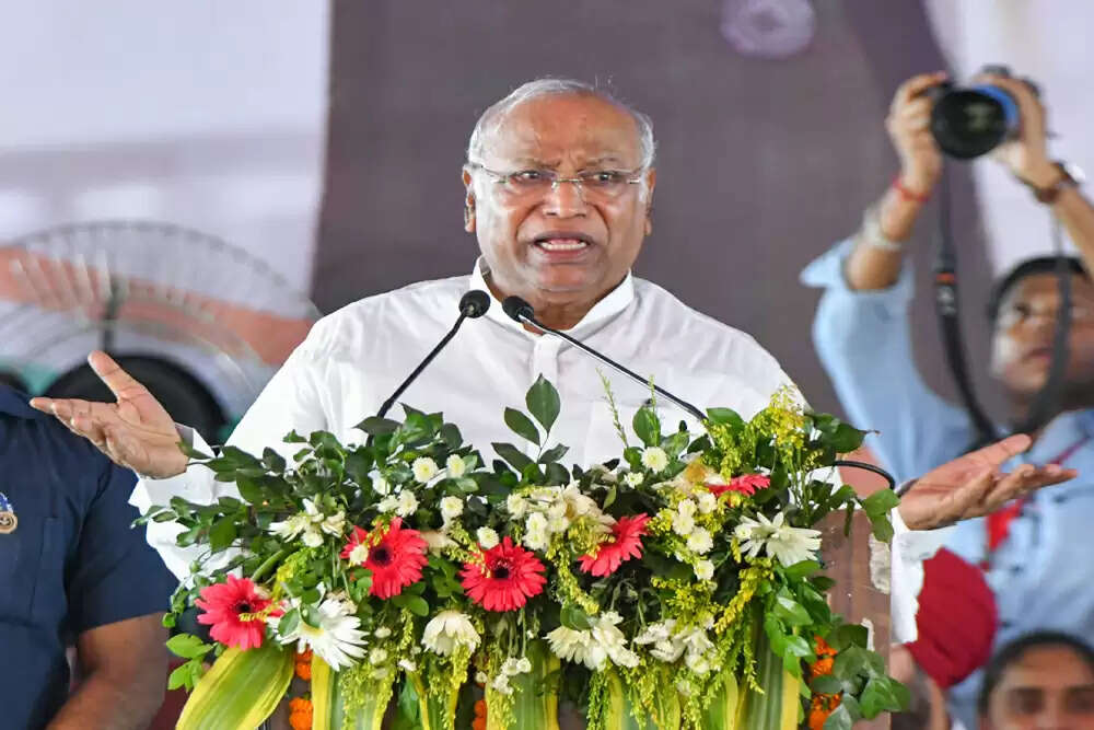 कांग्रेस अध्यक्ष का मोदी पर पलटवार: सुरक्षा में विफलता का आरोप