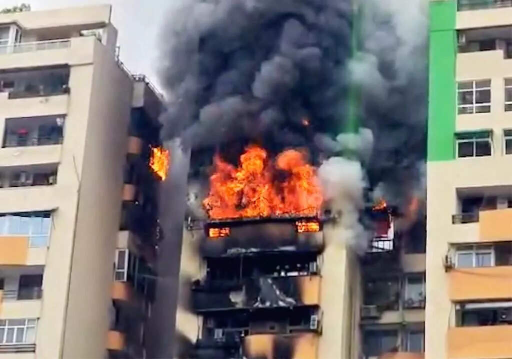 गौर ग्रीन एवेन्यू में भीषण आग: 50 मिनट में कई फ्लैट जलकर राख