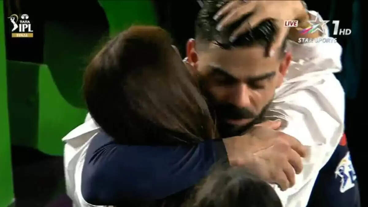 RCB ने 17 साल बाद जीती ट्रॉफी, कोहली और अनुष्का की भावुकता ने जीता दिल