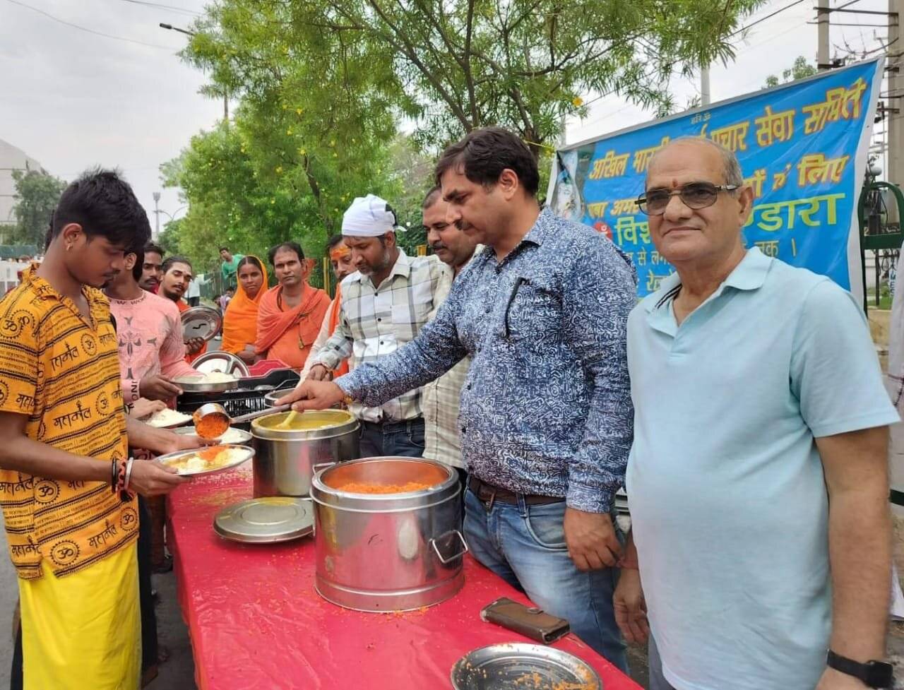 बाबा अमरनाथ के यात्रियों के लिए रेलवे स्टेशन जम्मू पर लगाया भंडारा