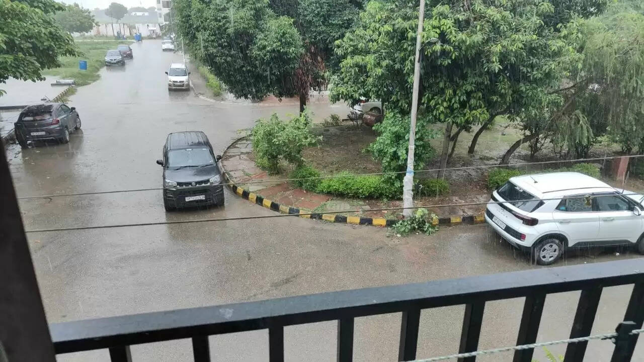 दिल्ली-NCR में भारी बारिश से जलभराव की स्थिति