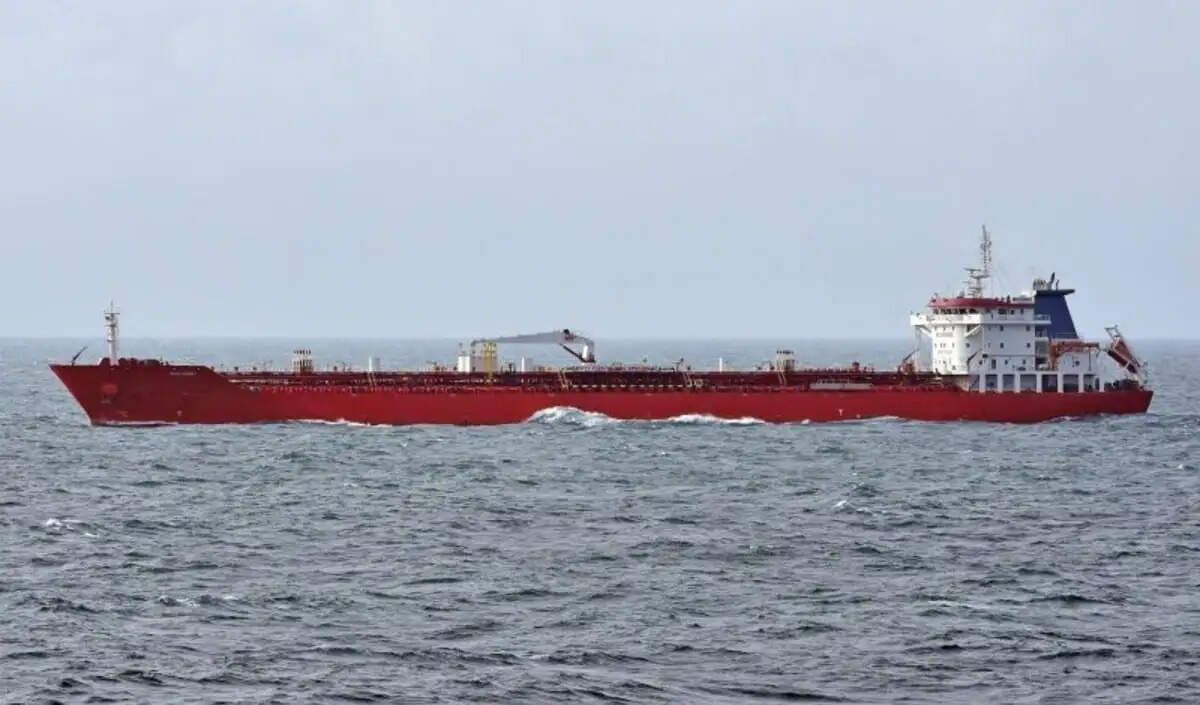 खाड़ी क्षेत्र में समुद्री गतिविधियों पर बढ़ती नजरें: अमेरिकी टैंकर की दिशा में बदलाव