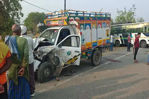 रोहतास में बस और कंटेनर की टक्कर से पांच की मौत, कई घायल