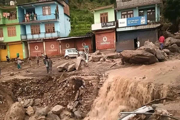 हिमाचल प्रदेश के मंडी में बादल फटने से भारी तबाही, तीन मृत, 30 लापता