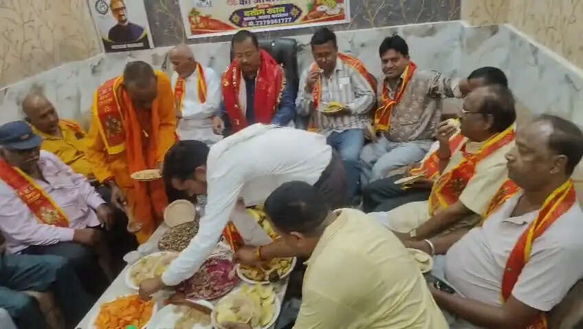 नवरात्रि के अवसर पर आग़ाज़ फाउंडेशन में फलाहार कार्यक्रम का आयोजन