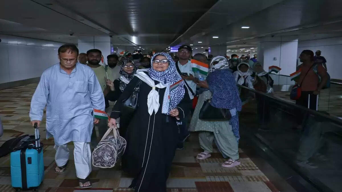 भारत का ऑपरेशन सिंधु: ईरान से 285 भारतीयों की निकासी और इजरायल से 162 की वापसी