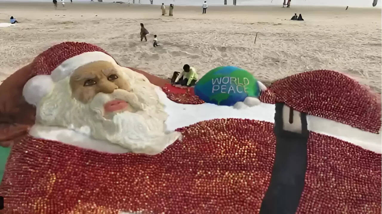 ओडिशा में सुदर्शन पट्टनायक ने बनाया दुनिया का सबसे बड़ा सैंटा क्लॉज