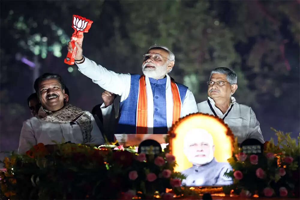 केंद्रीय मंत्री का विवादास्पद बयान: गरीबों को घर में बंद करने की सलाह