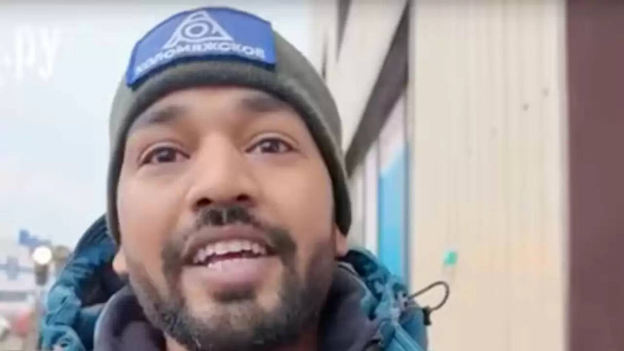 भारतीय सॉफ्टवेयर इंजीनियर ने रूस में सड़क सफाई का काम कर कमाई की नई ऊंचाई