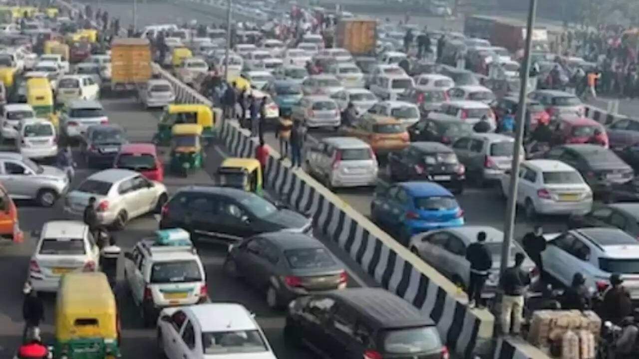दिल्ली में पुरानी गाड़ियों पर रोक: क्या यह वायु प्रदूषण का समाधान है?