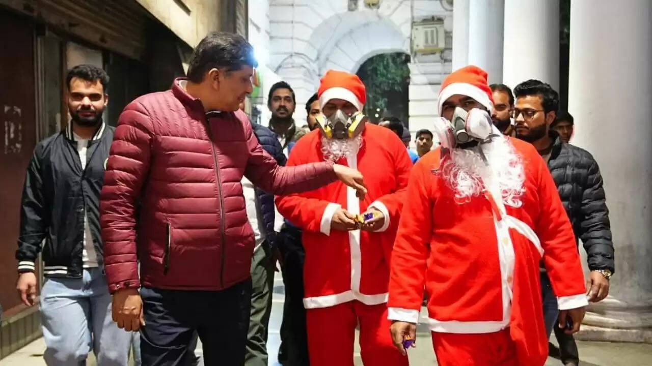 दिल्ली में प्रदूषण पर सियासी बहस: सेंटा क्लॉज की स्वास्थ्य पर असर