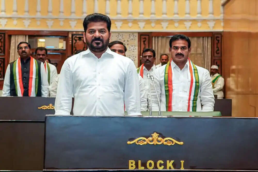 रेवंत रेड्डी की गांधी परिवार के प्रति निष्ठा और राजनीतिक संबंधों पर चर्चा