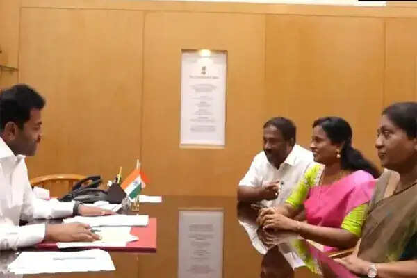 तमिलनाडु की राजनीति में बड़ा उलटफेर: तीन बागी विधायकों ने दिया इस्तीफा