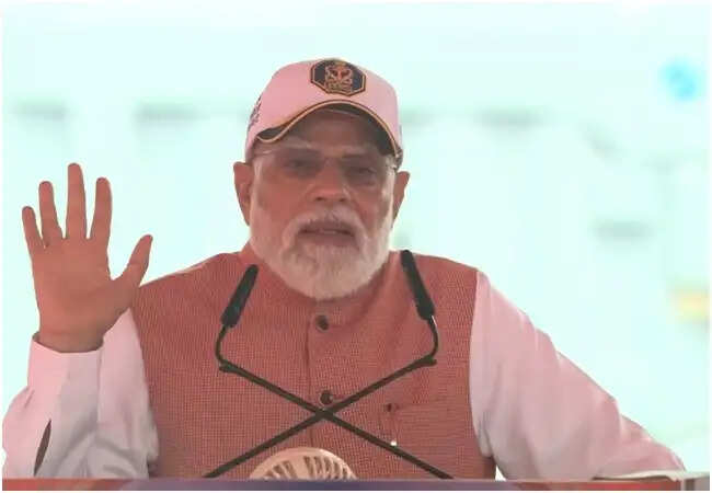 प्रधानमंत्री मोदी का कोलकाता दौरा: योग दिवस और नौसेना के नए जहाजों का कमीशन