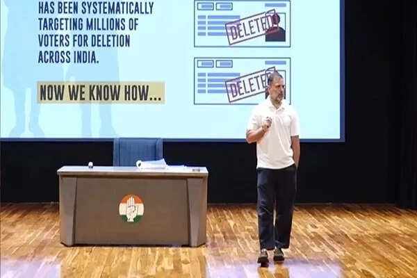 राहुल गांधी ने वोट चोरी के आरोपों पर उठाई आवाज़