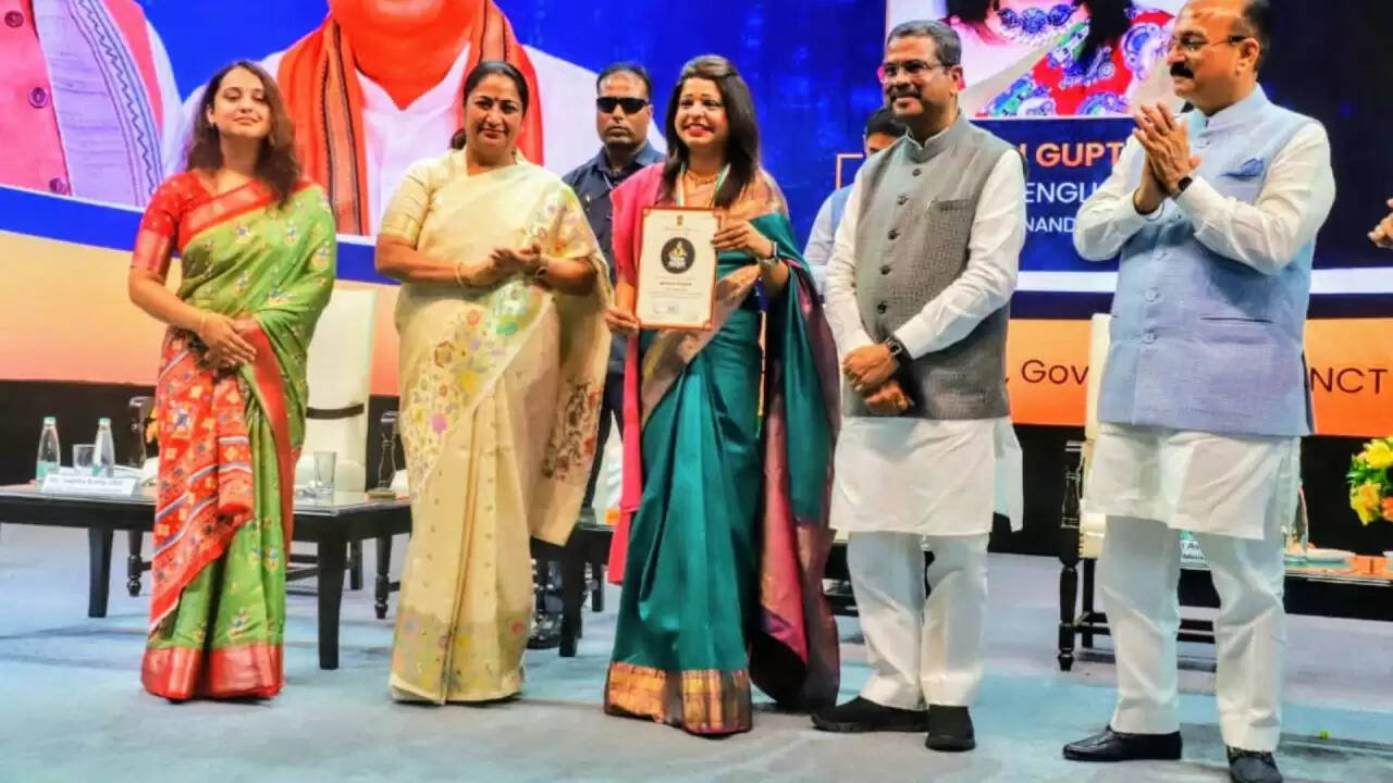 दिल्ली में शिक्षक सम्मान समारोह: अनु गुप्ता को मिला श्रेष्ठ शिक्षक पुरस्कार