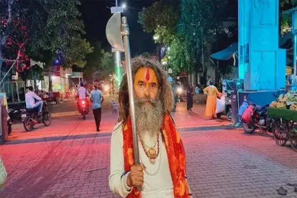 मथुरा में 'फरसा वाले बाबा' की मौत से बवाल, हाईवे जाम