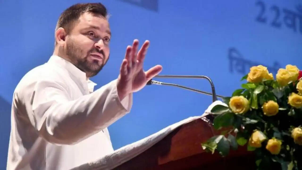 तेजस्वी यादव बने आरजेडी विधायक दल के नेता, बैठक में उठे कई सवाल