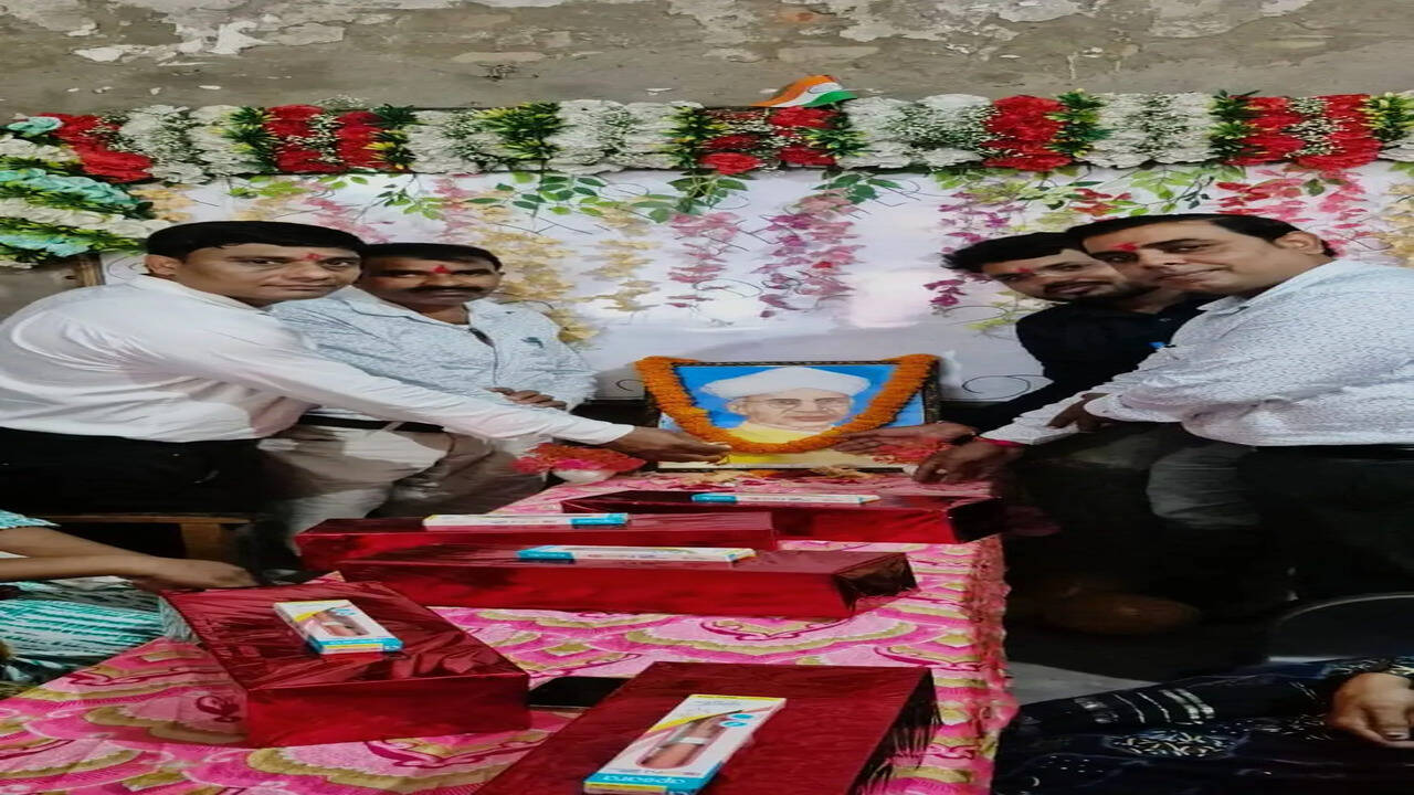 शिक्षक दिवस पर आदर्श जूनियर हाई स्कूल में मनाया गया उत्सव