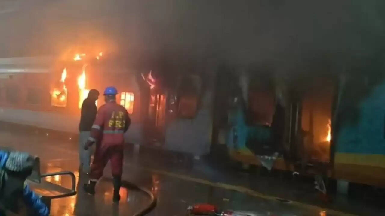 आंध्र प्रदेश में ट्रेन हादसा: आग लगने से एक यात्री की मौत, सैकड़ों सुरक्षित