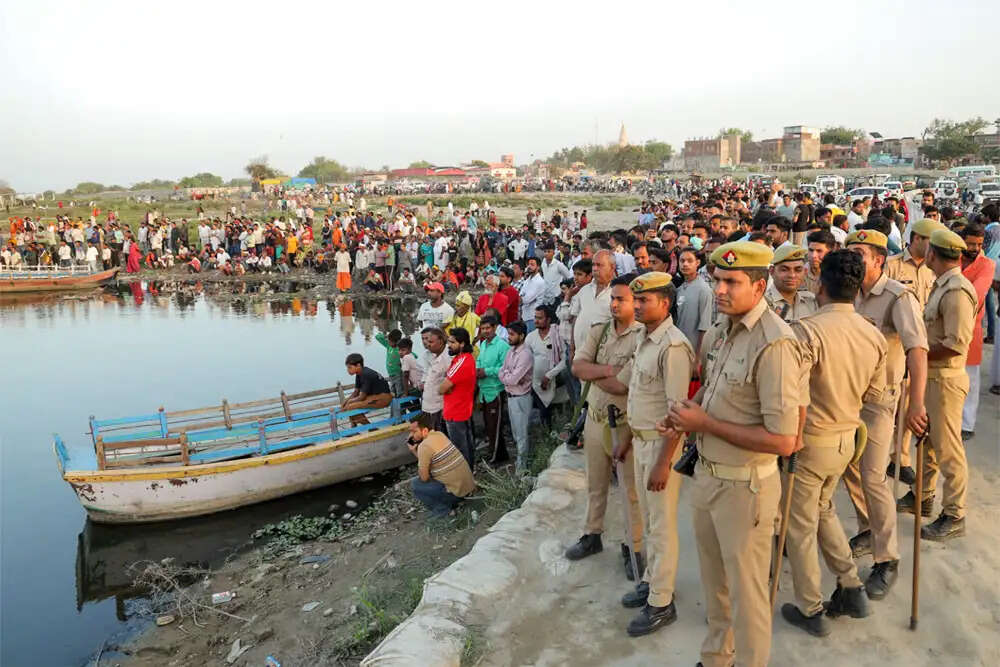 वृंदावन में नाव पलटने से 10 पर्यटकों की मौत, राहत कार्य जारी