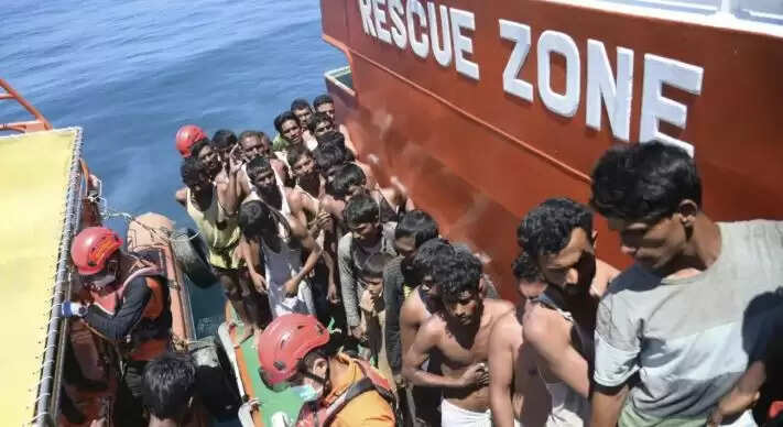 मलेशिया के तट पर नाव डूबी, रोहिंग्या प्रवासियों की तलाश जारी