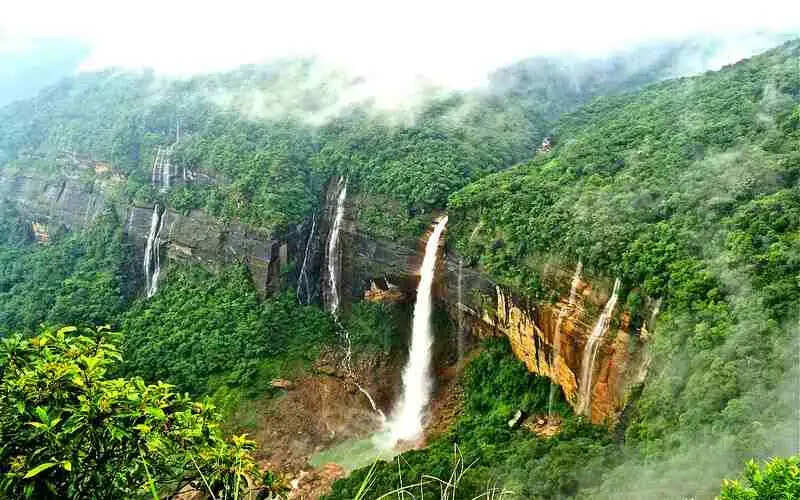 भारत के मानसून में अद्भुत झरनों की यात्रा