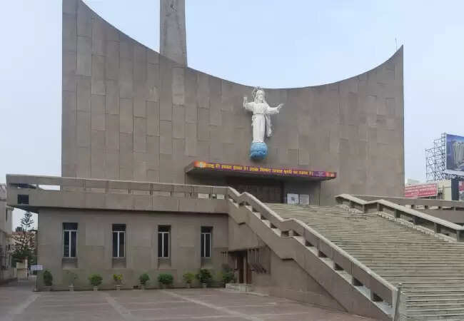 लखनऊ में क्रिसमस की तैयारी: ईसाई समुदाय का उत्सव