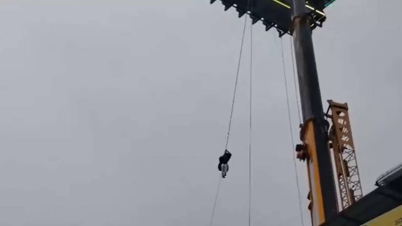 केरल में स्काई डाइनिंग के दौरान तकनीकी खराबी से फंसे पर्यटक