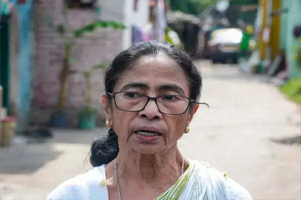 ममता बनर्जी के खिलाफ एफआईआर: गृह मंत्रालय का नाम लेने पर कानूनी कार्रवाई
