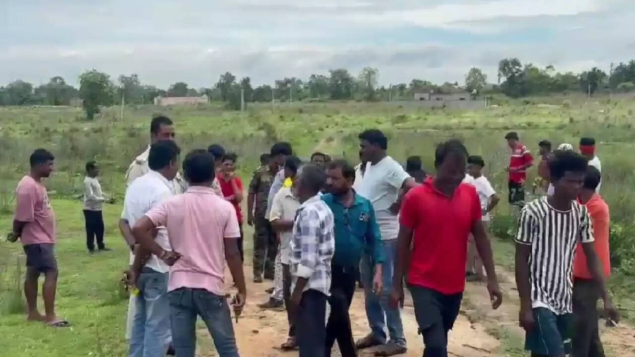 धनबाद में युवक का शव पेड़ से लटका मिला, आत्महत्या की आशंका