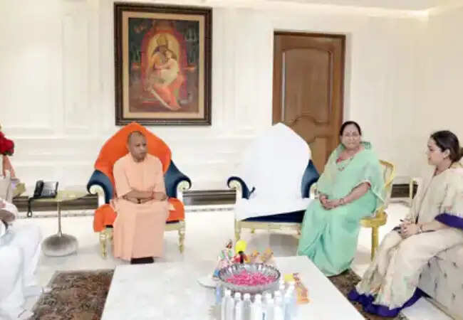 प्रतीक यादव की तेरहवीं में भावुक हुईं अपर्णा यादव