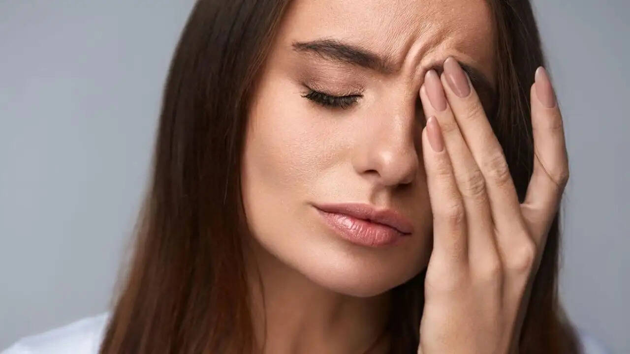 आंखों की स्वास्थ्य समस्याओं के संकेत: जानें कब करें डॉक्टर से संपर्क