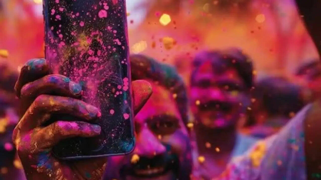 होली पर स्मार्टफोन की सुरक्षा: रंगों और पानी से बचाने के आसान उपाय