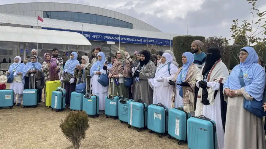 हज यात्रियों के हवाई किराए में वृद्धि पर विवाद, कांग्रेस ने उठाए सवाल