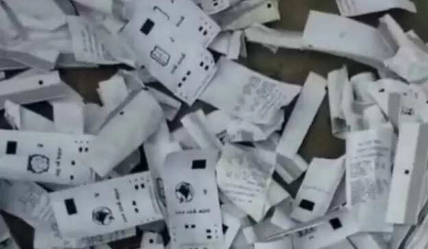 बिहार चुनाव 2025: समस्तीपुर में वीवीपैट पर्चियों का कूड़े में पाया जाना