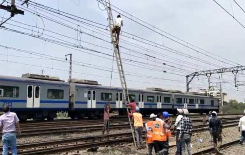 कल्याण में ओवरहेड वायर टूटने से मध्य रेलवे की सेवा प्रभावित