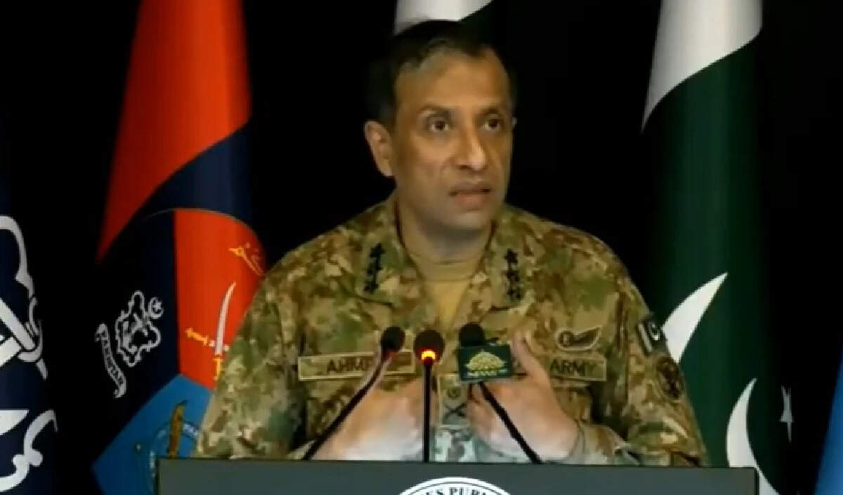पाकिस्तान के सैन्य प्रवक्ता की विवादास्पद ब्रीफिंग ने उठाए सवाल