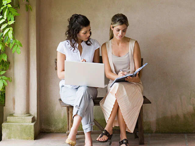 घर से शुरू करें ये लाभदायक व्यवसाय: गृहिणियों के लिए बेहतरीन विकल्प