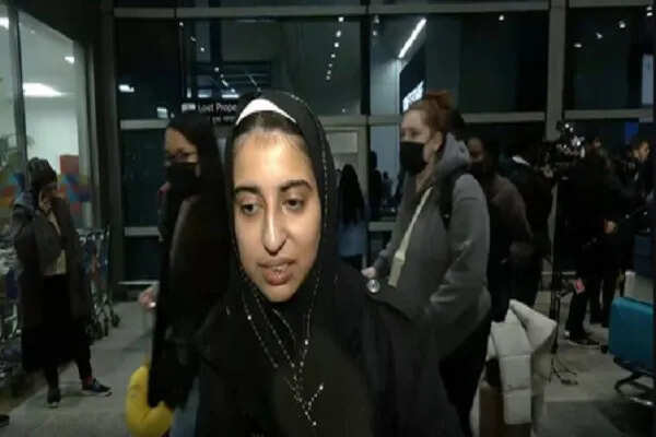 दिल्ली एयरपोर्ट पर ईरान से लौटे भारतीय नागरिकों का स्वागत