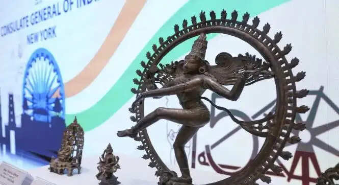 अमेरिका ने भारत को लौटाई 657 प्राचीन कलाकृतियां