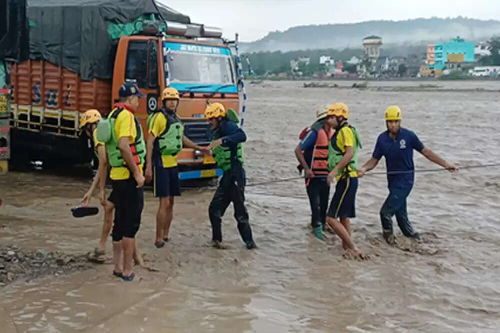 उत्तराखंड में भारी बारिश से जनजीवन प्रभावित, रेस्क्यू ऑपरेशन जारी