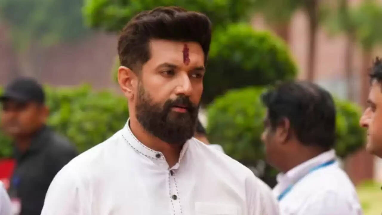 चिराग पासवान को बिहार में बड़ा राजनीतिक झटका, 18 नेता रालोजपा में शामिल
