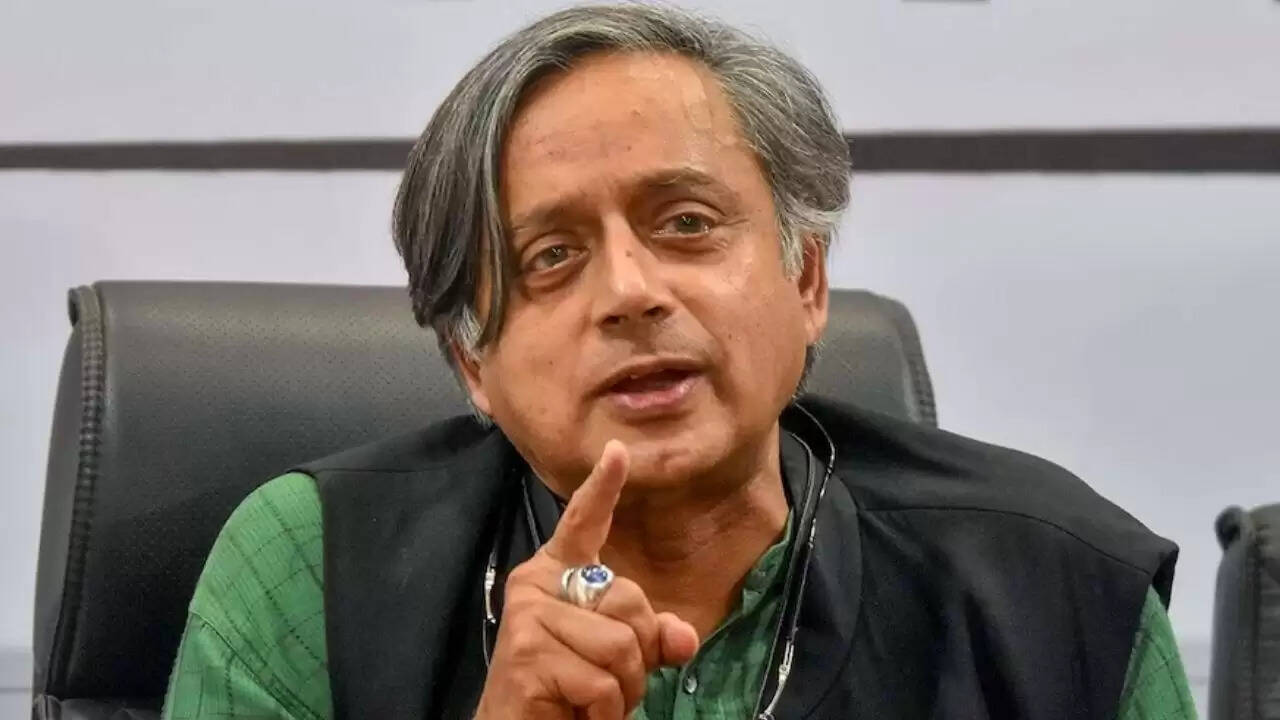 शशि थरूर का आरएसएस पर संविधान को लेकर विवादित बयान